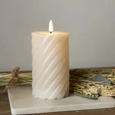 Zdjęcie produktu dla Szwedzka Świeca LED Woskowa Filarowa FLAMME SWIRL, Beżowa, 15 cm, Płynący Płomień, Timer
