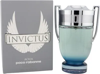 Parfum Invictus Aqua von Paco Rabanne mit silberblauem Flakon in Trophäenform neben grauer Verpackung.