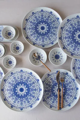 Immagine prodotto di Hermia Concept, servizio da colazione (14 pezzi) in porcellana al 100%, bianco e blu | 6 piatti piani (24 cm), 2 ciotoline (10 cm), 4 ciotoline (8 cm), 2 vassoi (21 cm) | Lavabile in lavastoviglie e utilizzabile nel microonde.
