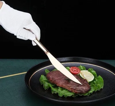 Productafbeelding van Famanu steakmes set, 12-delig, van roestvrij staal, bestaande uit 6 dinerlepels en 6 steakmessen - koperkleurig