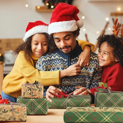 Produktbild von Weihnachtsgeschenkpapier Rollen 43 cm x 15 m - Recycelbares Kraftpapier für die Verpackung von Geschenken - Festliche Dekorationen für Weihnachten und Geburtstage
