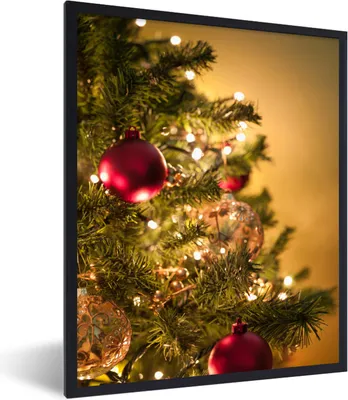 Produktbild von MuchoWow® Gerahmtes Poster Ein Weihnachtsbaum mit bunten Kugeln 30x40 cm - Poster mit Schwarzem Bilderrahmen Wandposter Rahmen Foto Bilder - Wanddeko - Kunstdrucke