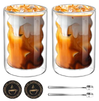 Produktbild von Latte Macchiato Gläser 2er Set 350ml doppelwandig Borosilikatglas hitzebeständig bis 200°C spülmaschinenfest mikrowellengeeignet kühlschrankgeeignet inkl. 2 Löffel & 2 Untersetzer