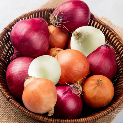 Produktbild von Steckzwiebeln Tricolor Kollektion (1000 gram) - Steckzwiebeln Winterhart - Mix von 3 Sorten - Gelbe, Rote, und Weiße - Gemüsezwiebel aus Holland (kein Samen) - Steckzwiebel größe 14 - 21 mm