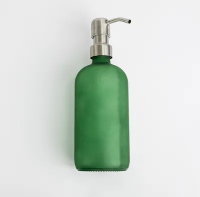 Produktbild von Natural Goods Berlin KLEAN Seifenspender mit Etiketten, hochwertiger & nachfüllbarer Seifenspender für Küche & Bad, matt Grün, Edelstahl Pumpkopf Silber, 500 ml