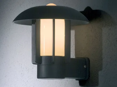 Produktbild von Konstsmide Heimdal Wandleuchte schwarz lackiertes Aluminium, opales Glas, Hand EU 401-752