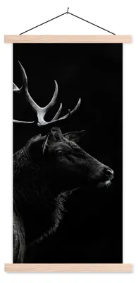 Produktbild von MuchoWow® Textilposter Hirsch - Schwarz - Porträt - Geweih - Tiere 40x80 cm mit holzfarbenen Rahmen - Wohnzimmer