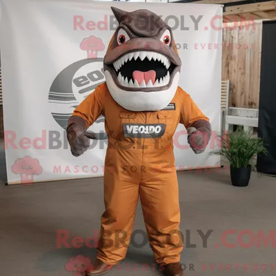 Productafbeelding van Mascottekarakter REDBROKOLY van een roestige Megalodon gekleed met een jumpsuit en hoofdbanden