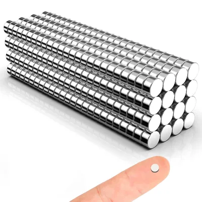 Image de 300 aimants ultra-puissants de 4 x 2 mm, mini-aimants pour tableaux magnétiques, petits aimants ronds puissants, aimants puissants pour réfrigérateurs, tableaux blancs, tableaux d'affichage et bureaux.