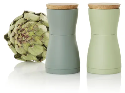Produktbild von AdHoc Set Pfeffer- und Salzmühle Twin, dark green&light green, CeraCut® Ceramic Mahlwerk, Kunststoff/Eichenholz, D: 6,2 cm, H: 13,3 cm
