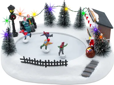 Imagen del producto de Escena navideña con luces LED, representando una pista de hielo con figuras en movimiento. Dimensiones: 29 x 21 cm. Decoración navideña de una ciudad invernal, con luces de colores y música. Decoración para mesa con temática de un pueblo navideño invernal