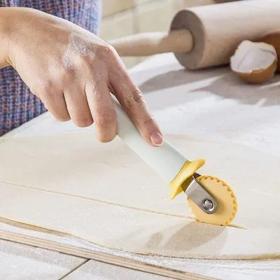 Zdjęcie produktu dla Unyqoos® – precyzyjne narzędzie do krojenia ciasta, idealne do przygotowywania idealnych porcji ciast i tart, ergonomiczne, wykonane z tworzywa sztucznego i stali nierdzewnej, można myć w zmywarce