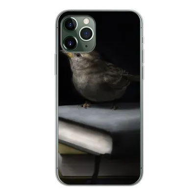 Produktbild von MuchoWow® Handyhülle Schutzhülle Hülle für iPhone 11 Pro Vogel - Bücher - Porträt Silikon Softcase Handy Hülle - Handy