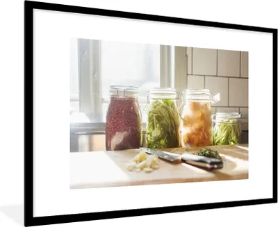 Produktbild von MuchoWow® MuchoWow® Gerahmtes Poster Küche mit Gemüse in einem Weckglas 90x60 cm - Poster mit zchwarzem Bilderrahmen - Wanddekoration - Fotos
