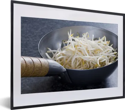 Produktbild von MuchoWow® MuchoWow® Gerahmtes Poster Eine Wok-Pfanne gefüllt mit Bohnensprossen 40x30 cm - Poster mit zchwarzem Bilderrahmen - Bilderrahmen - Poster im Rahmen