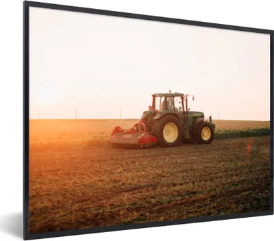 Produktbild von MuchoWow® Gerahmtes Poster Traktor - Feld - Bauernhof - Landwirt - Horizont 80x60 cm - Poster mit Schwarzem Bilderrahmen Wandposter Rahmen Foto Bilder - Schwarzem - Mit Gestell