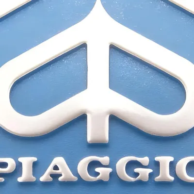 Image de Emblème Piaggio à clipser hexagonal 32x37mm 3D bleu / argent