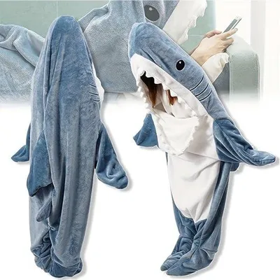 Produktbild von Unyqoos® Hoodie-Decke mit Ärmeln – Kuscheldecke mit Kapuze (Fleece), Onesie‑Form, extra weich & warm, Hai‑Motiv, Größe L, für Damen/Herren/Kinder