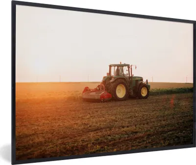 Produktbild von MuchoWow® Gerahmtes Poster Traktor - Feld - Bauernhof - Landwirt - Horizont 60x40 cm - Poster mit Schwarzem Bilderrahmen Wandposter Rahmen Foto Bilder - Printing - Wanddeko Schlafzimmer