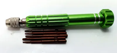 Produktbild von Miniatur Schraubenzieher für Miniaturarbeiten. aus Metall. 5 Aufsätze