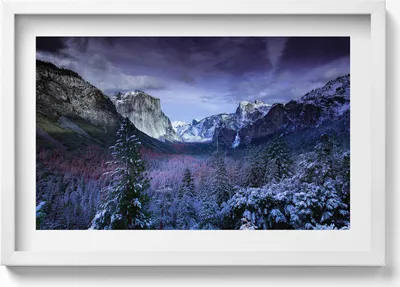 Produktbild von Winterlandschaft mit Bergen und Wald– Wandbild mit Rahmen – Gerahmtes Bild  – Wanddekoration – 60x40 cm –  Schwarz Rahmen