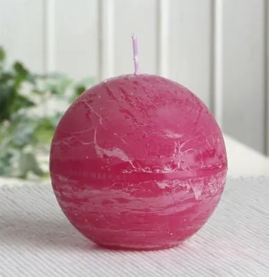 Produktbild von Fuchsiafarbene Rustik-Kugelkerze mit 8 cm Durchmesser