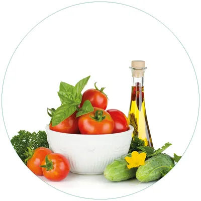 Produktbild von Wallario Premium Glasbild, freischwebende Optik, kräftige Farben, rund 50cm Durchmesser, Motiv Frische Salatzutaten mit Kräuter-Öl - Tomaten, Gurke, Petersilie