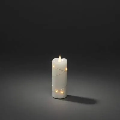 Zdjęcie produktu dla Konstsmide - Świeca woskowa LED kremowo-biała, z płomieniem 3D i owiniętym srebrnym przewodem, timer 4h i 8h, 1 bursztynowa dioda / 6 kropli LED, zasilanie bateryjne, do wnętrz, 0.24W, srebrny przewód, bateria: 2 x AA 1.5V (bez) - 1824-180