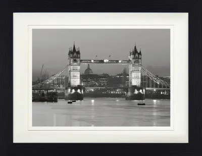 Obrázok produktu pre Obraz Londýn v rámčeku s elegantným paspartou | Nástenné umenie | V rámčeku - Tower Bridge v noci čiernobielo (30 x 40 cm)