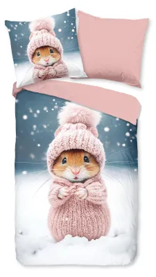 Produktbild von Duvet cover Good Morning 135x200 + 1* 80x80 cm - Hamster in knitted outfit with hat in snow