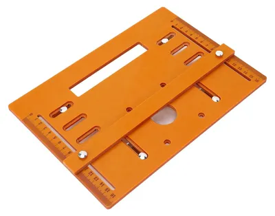Immagine prodotto di Piastra di base universale per seghe circolari - Materiale: plastica - Supporta tagli inclinati a 45° - Dimensioni: 28x20 cm - Ideale per tagli di precisione - Adatta per la lavorazione del legno