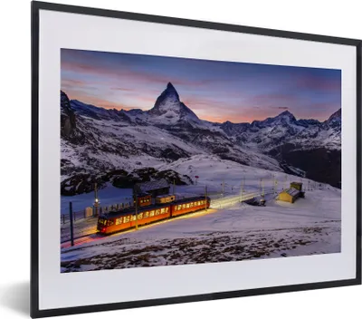 Produktbild von MuchoWow® MuchoWow® Gerahmtes Poster Ein beleuchteter Zug in den Bergen 40x30 cm - Poster mit zchwarzem Bilderrahmen - Bilderrahmen - Poster im Rahmen