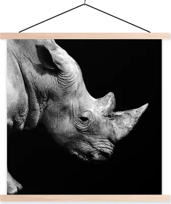 Produktbild von MuchoWow® Textilposter Portrait Nashorn auf schwarzem Hintergrund 60x60 cm mit holzfarbenen Rahmen - Wanddekoration