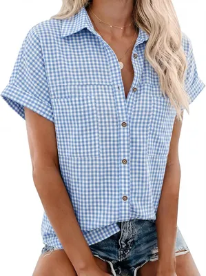 Productafbeelding van Damesblouse met korte mouwen, V-hals, knoopsluiting en borstzakken in geruit design van katoenmix