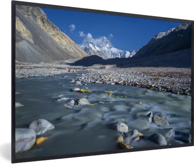 Produktbild von MuchoWow® Gerahmtes Poster Wasser zwischen den Bergen des Mount Everest in Tibet 90x60 cm - Poster mit Schwarzem Bilderrahmen Wandposter Rahmen Foto Bilder - Fotorahmen - Foto-Plakat