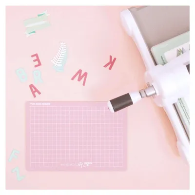Produktbild von Magic Mat® Magnetische Schneidematte für Big Shot von Sizzix | Ideal für die Verwendung mit Ihrer Stanzmaschine | Pink - Maße 22,5 x 15,5 x 0,3 cm