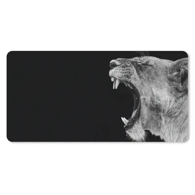 Produktbild von MuchoWow® Schreibtischunterlage Tiere - Löwe - Schwarz - Weiß - Porträt 80x40 cm - XXL Mauspad - Gaming Mauspad