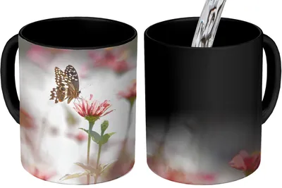 Produktbild von MuchoWow® Zauber Tasse Zaubertasse Magic Schmetterling - Blume - Rosa 350 ml Farbwechsel Becher Geschenk Geschenkidee - Magic-Tasse - Fototasse - Keramiktassen - Bilder - Tasse Kaffee - Getränkbecher