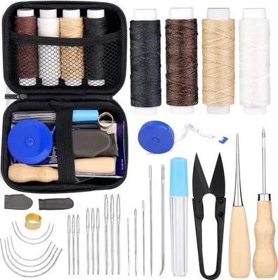 Produktbild von Leerbewerkings-Set mit Gewaxt Garen und Leernaald, Priem, Draadkniptang, Vingerhoed und Metallmessern in Transportkoffer.