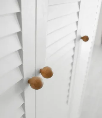 Image de Grande armoire 4 portes pour la chambre d'enfant avec beaucoup d'espace de rangement et de style.