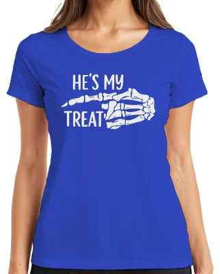 Productafbeelding van Halloween skelettenpaar, grappige tekst: "Hij is mijn traktatie", dames T-shirt, blauw, maat M