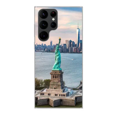 Produktbild von MuchoWow® Handyhülle Schutzhülle Hülle für Samsung Galaxy S22 Ultra Freiheitsstatue mit der Skyline von New York Silikon Softcase Handy Hülle - Abbildung