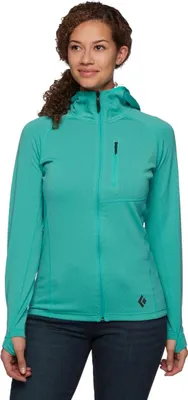 Dame trägt einen türkisfarbenen Fleece-Hoody von Black Diamond; mit Reißverschluss und Kapuze.