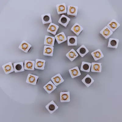 Image de Perles pour lettres, 30 pièces, 6x6 mm, blanc avec or, carré, lettre Q