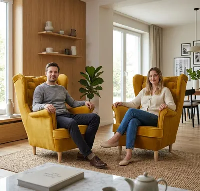 Produktbild von 2er-Set Ohrensessel CAROL – Geflochtene Rückenlehne, Velours in Senfgelb, Family Meble, KI-generiertes Bild