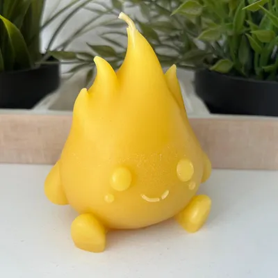 Produktbild von Bienenwachskerze Flammen Kerze 8 cm Figur – mit Gesicht, Armen und Füßen
