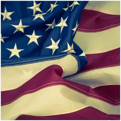 Produktbild von Wallario Premium Glasbild, freischwebende Optik, kräftige Farben, Größe 30 x 30 cm Motiv Amerikanische Flagge im Wind