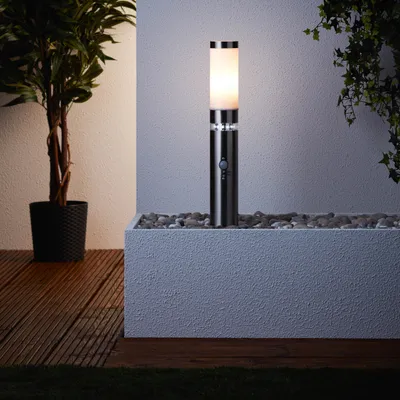 Produktbild von BRILLIANT Pollerleuchte BOLE für den Außenbereich | Spritzwassergeschützte Sockelleuchte mit Dämmerungsschalter für LED-Kranz | Stehleuchte mit einstellbarem Bewegungsmelder | Metall/Kunststoff | 1x E27 Fassung max. 60W LED Kranz 0,8W 50 Lumen