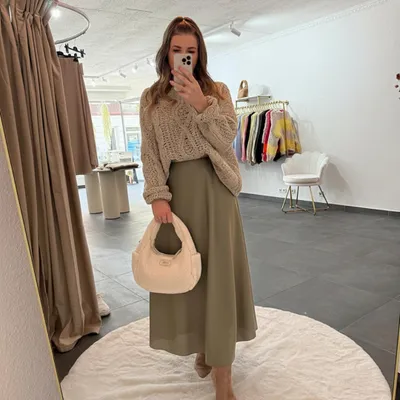 Produktbild von Satinrock Damen "Lou" Khaki, langer Rock in Satinoptik, für Frauen Rock, Midirock, Damen Midi Satin rock, Gummizug am Bund, Elegant und Lässig Röcke
