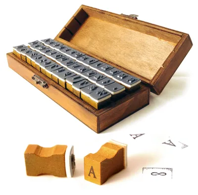 Produktbild von Holzstempel-Set mit 42 Buchstaben- und Ziffernstempeln